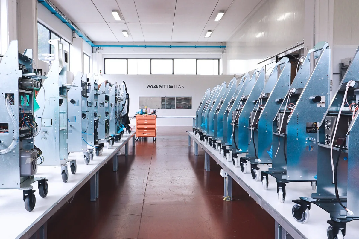 Fertigungshalle im MANTIS LAB mit Gerätegestellen, Foto von MANTIS